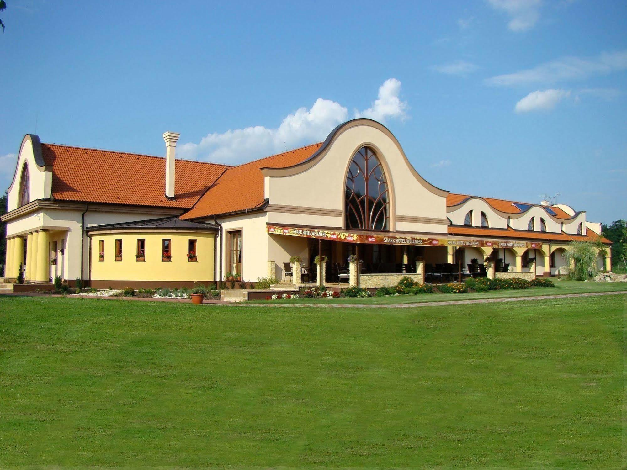 Wellness hotel Spark Malacky Exterior foto
